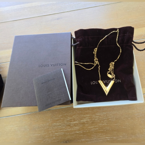 Authentic Louis Vuitton Essential Large V Gold Necklace - Picture 1 of 9